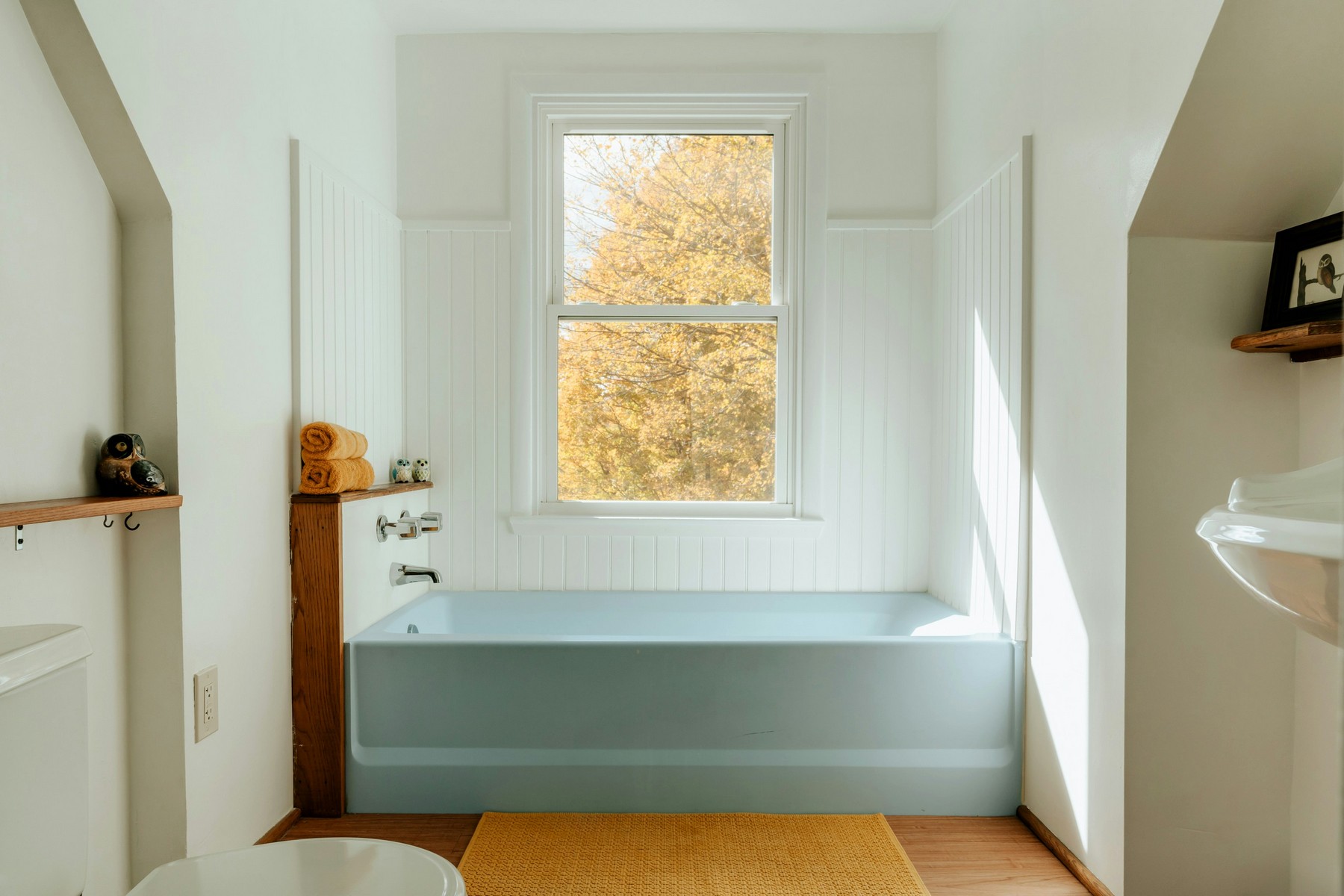 Badewanne in einem hellen Badezimmer